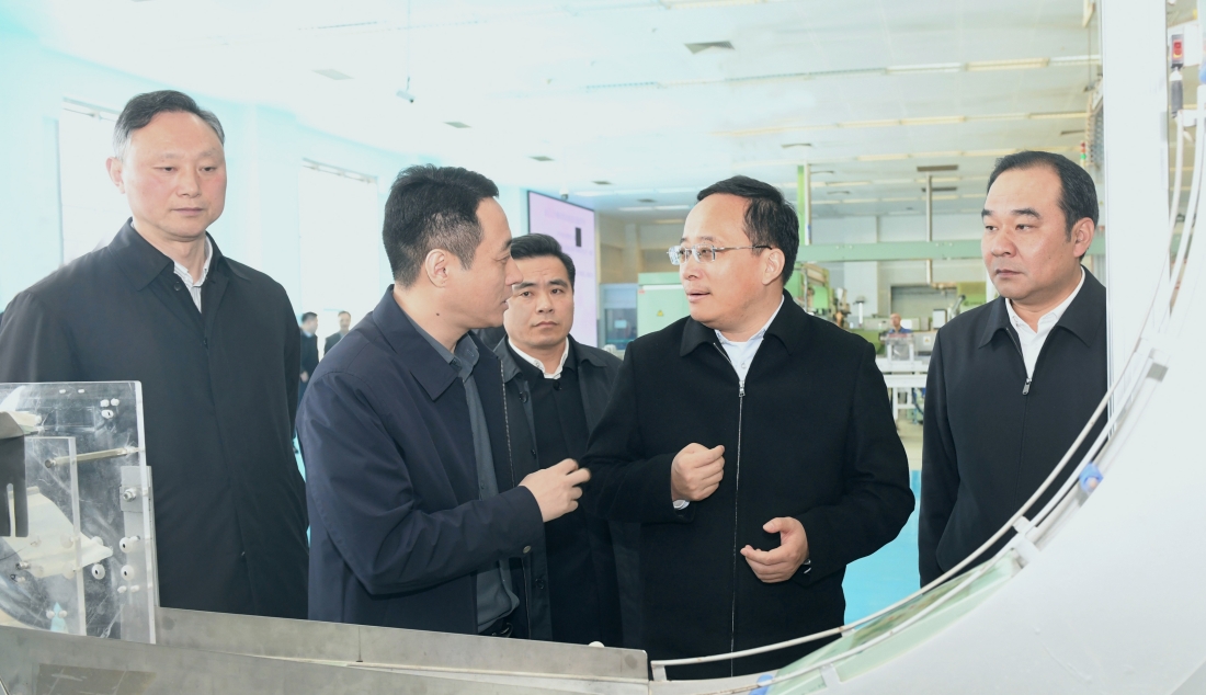 市領導調研推進工業經濟運行工作